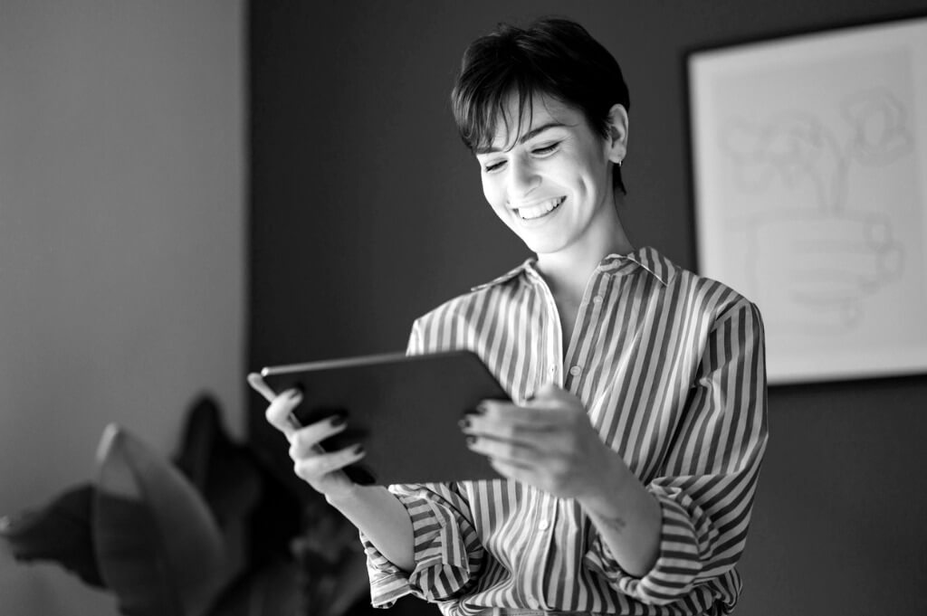 portrait-of-a-modern-business-woman-using-tablet-in-her-office
